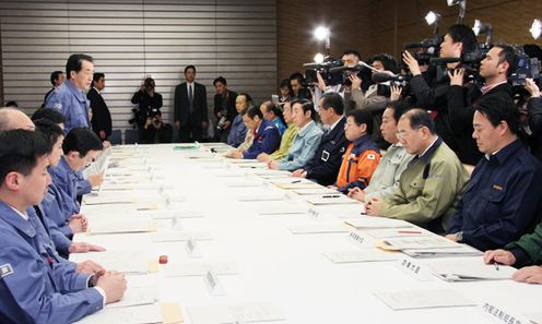 Photograph of the Prime Minister speaking at the Headquarters for Emergency Disaster Response 2