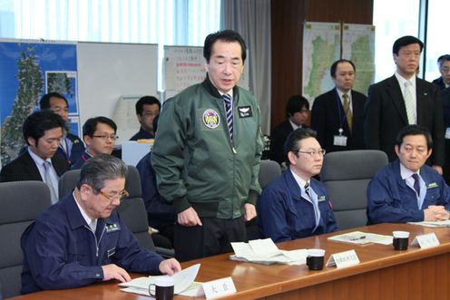 Photograph of the Prime Minister giving encouragement to staff members of the Ministry of Defense 1