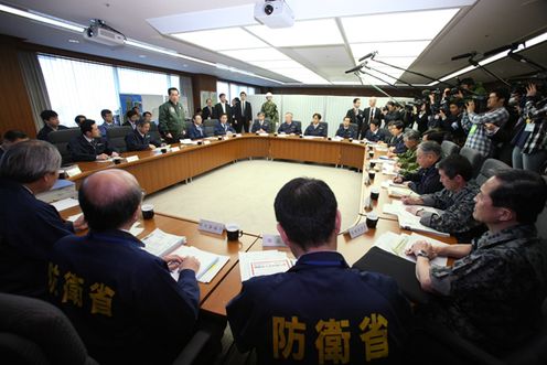 Photograph of the Prime Minister giving encouragement to staff members of the Ministry of Defense 2