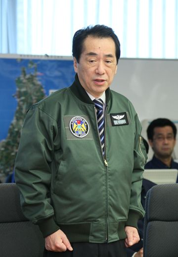 Photograph of the Prime Minister giving encouragement to staff members of the Ministry of Defense 3