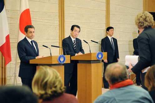 Photograph of the leaders holding a joint press conference 2