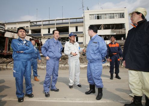 Photograph of the Prime Minister observing the disaster site around the Rikuzentakata City Office