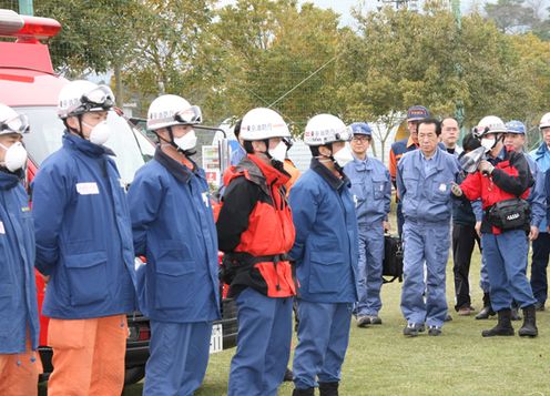 Photograph of the Prime Minister giving words of encouragement to fire fighters at J-Village