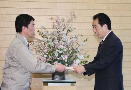 Photograph of the Prime Minister receiving a letter of request from the Governor of Miyagi Prefecture concerning the Great East Japan Earthquake