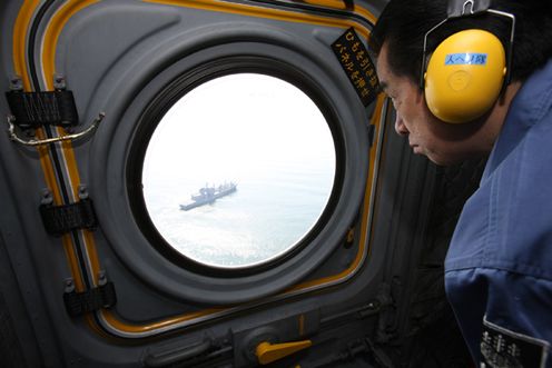 Photograph of the Prime Minister observing Destroyer Kurama of the Maritime Self-Defense Force (MSDF) from a helicopter