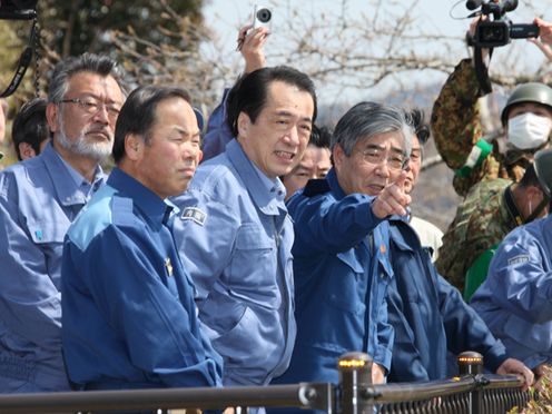 Photograph of the Prime Minister surveying the status of damage in Ishinomaki City 1