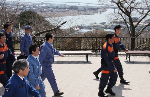 Photograph of the Prime Minister surveying the status of damage in Ishinomaki City 2