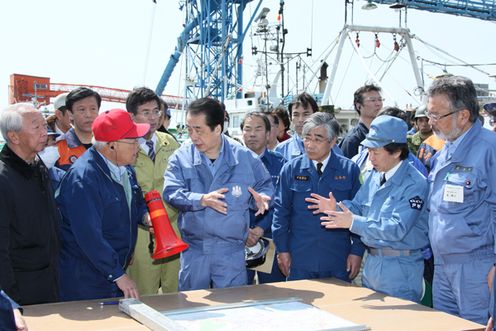 Photograph of the Prime Minister surveying the status of damage in Ishinomaki City 3