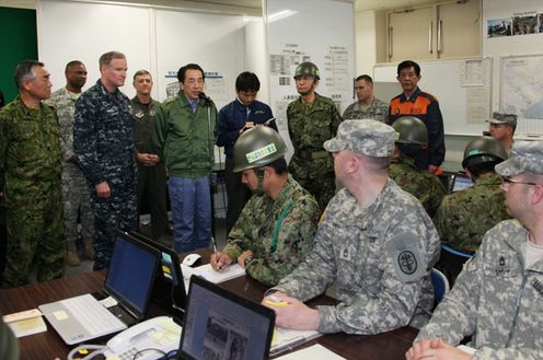Photograph of the Prime Minister giving words of encouragement to the members of the Self-Defense Forces (SDF) in the Northeastern Army Headquarters in Sendai City 2
