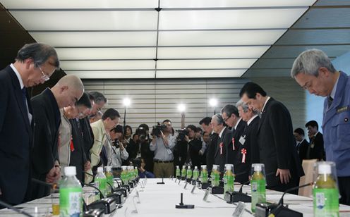 Photograph of the Prime Minister offering a silent prayer at the meeting of the Reconstruction Design Council in Response to the Great East Japan Earthquake 2