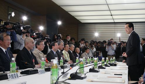Photograph of the Prime Minister delivering an address at the meeting of the Reconstruction Design Council in Response to the Great East Japan Earthquake 2