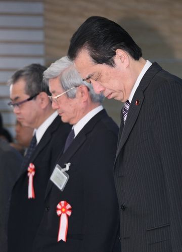 Photograph of the Prime Minister offering a silent prayer at the meeting of the Reconstruction Design Council in Response to the Great East Japan Earthquake 1