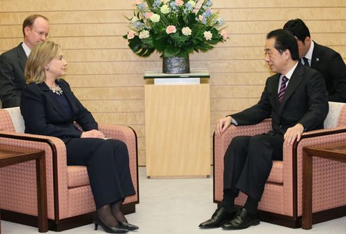 Photograph of Prime Minister Kan holding talks with Secretary Clinton 1