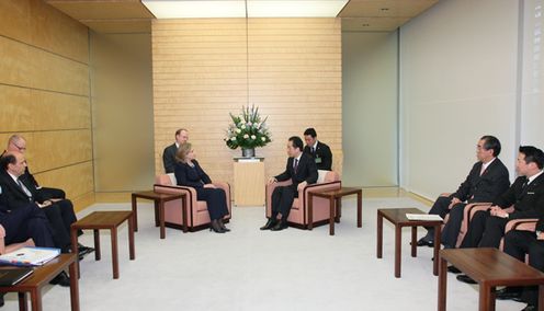 Photograph of Prime Minister Kan holding talks with Secretary Clinton 2