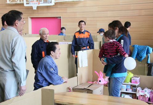 Photograph of the Prime Minister visiting an evacuation center in Tamura City 1
