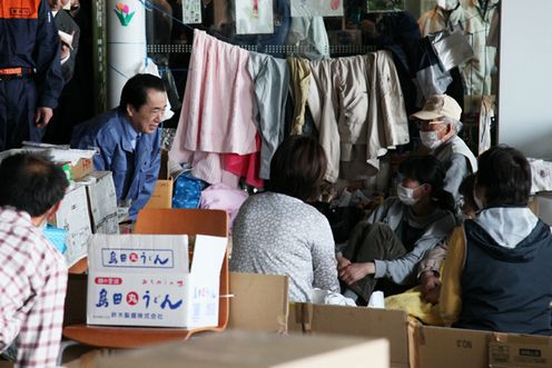 Photograph of the Prime Minister visiting an evacuation center in Koriyama City 1