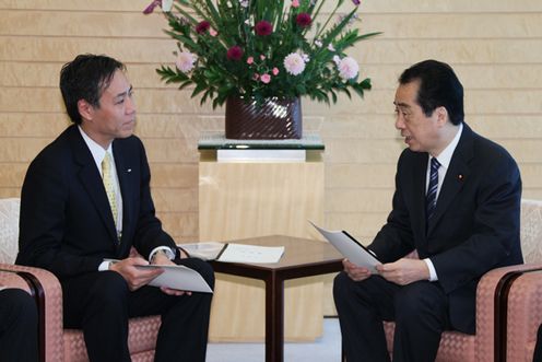 Photograph of the Prime Minister hearing a request from the Governor of Nagano Prefecture 3