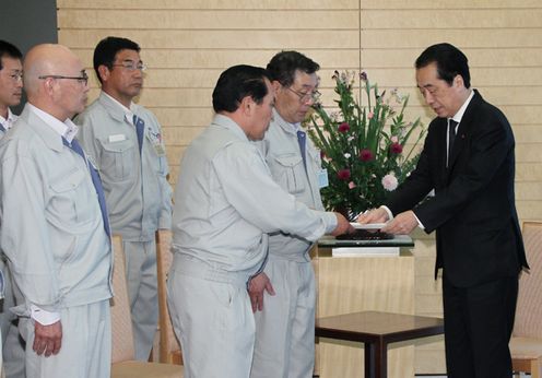Photograph of the Prime Minister receiving a letter of request from the Chairman of the Okuma Town Assembly concerning the Great East Japan Earthquake