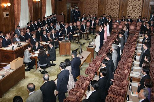 Photograph of voting at the meeting of the Budget Committee of the House of Councillors