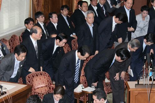 Photograph of the Prime Minister bowing after the passage of the draft supplementary budget at the meeting of the Budget Committee of the House of Councillors