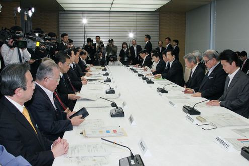 Photograph of the Prime Minister speaking at the meeting of the Headquarters for Emergency Disaster Response 2