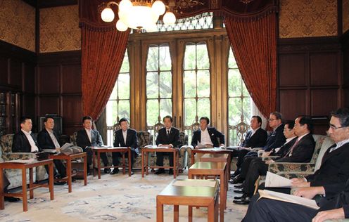Photograph of the Prime Minister delivering an address at the Review Meeting on Economic Situations 3