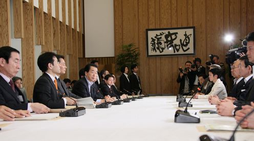Photograph of the Prime Minister delivering an address at the Ministerial Meeting of the Team in Charge of Responding to the Economic Impact caused by the Nuclear Power Station Incident 2