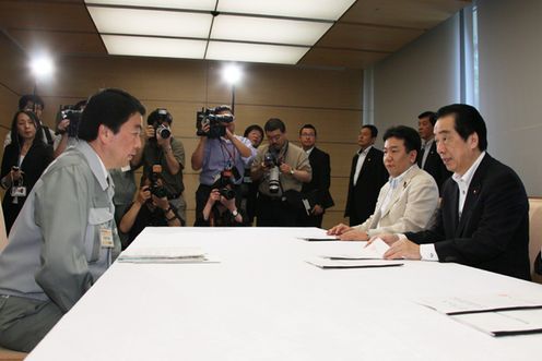 Photograph of the Prime Minister hearing a request from Governor of Miyagi Prefecture Murai 1