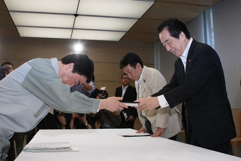 Photograph of the Prime Minister hearing a request from Governor of Miyagi Prefecture Murai 2