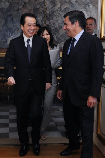 Photograph of Prime Minister Kan heading to the meeting with Prime Minister Fillon