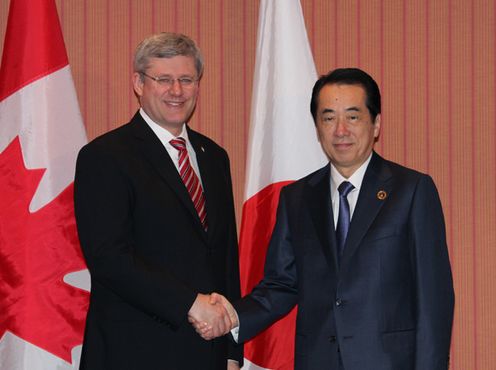 Photograph of Prime Minister Kan shaking hands with Prime Minister Harper of Canada