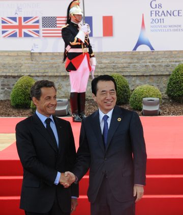 Photograph of Prime Minister Kan being welcomed by President Sarkozy of France