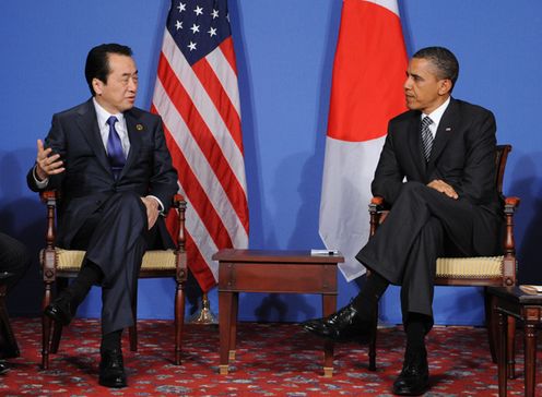 Photograph of Prime Minister Kan holding a meeting with President Obama of the United States