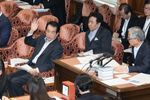 Photograph of the Prime Minister raising his hand to answer questions at the meeting of the House of Representatives Special Committee on Reconstruction from the Great East Japan Earthquake