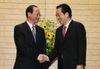 Photograph of Prime Minister Kan shaking hands with CNTA Chairman Shao Qiwei