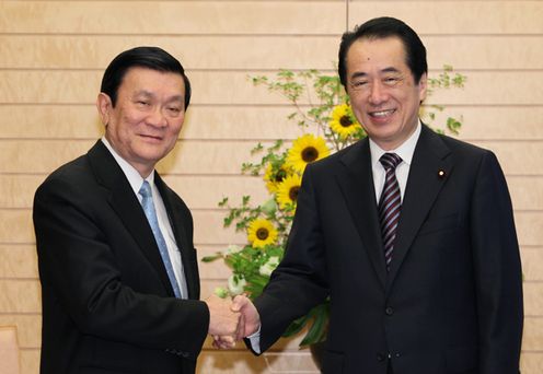 Photograph of Prime Minister Kan shaking hands with Permanent Member of the Secretariat of the Communist Party of Viet Nam Central Committee Truong Tan Sang