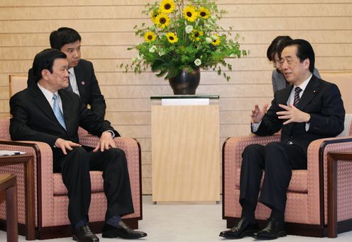 Photograph of Prime Minister Kan meeting with Permanent Member of the Secretariat of the Communist Party of Viet Nam Central Committee Truong Tan Sang 1