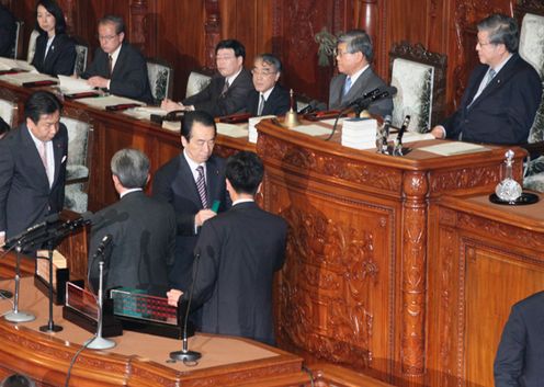 Photograph of the Prime Minister voting at the plenary session of the House of Representatives