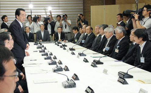 Photograph of the Prime Minister delivering an address at the Liaison Meeting Among Ministries and Agencies Concerning the Great East Japan Earthquake 2