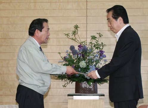 Photograph of the Prime Minister receiving a request from the Mayor of Iwaki City 1