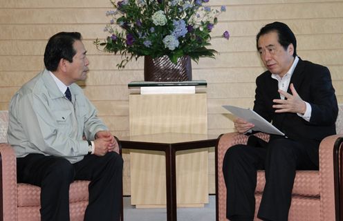 Photograph of the Prime Minister receiving a request from the Mayor of Iwaki City 2