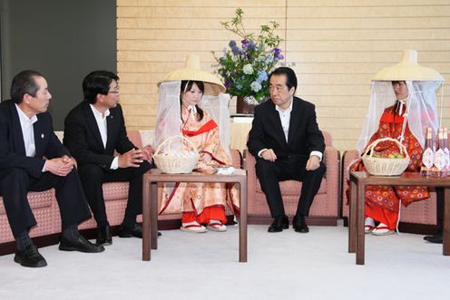 Photograph of the Prime Minister receiving a courtesy call from the Kishu Plum Society 2