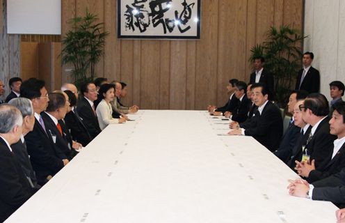 Photograph of the Prime Minister receiving a courtesy call from the JKCC 1