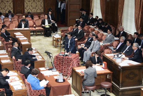 Photograph of the Prime Minister answering questions at the meeting of the House of Representatives Special Committee on Reconstruction from the Great East Japan Earthquake 1