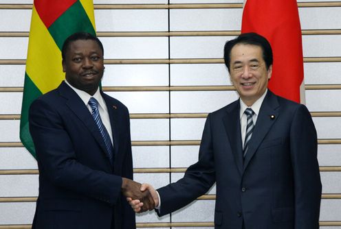 Photograph of Prime Minister Kan shaking hands with President Gnassingbe of Togo