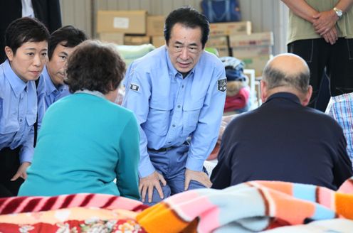 Photograph of the Prime Minister visiting an evacuation center 2