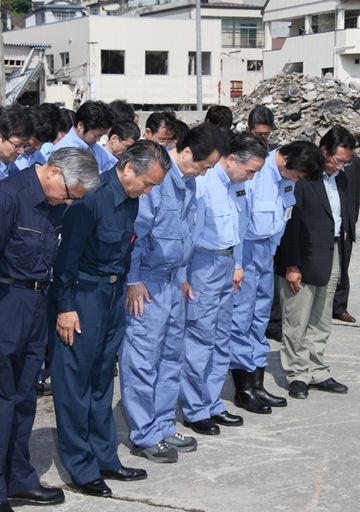 Photograph of the Prime Minister offering a silent prayer for the victims