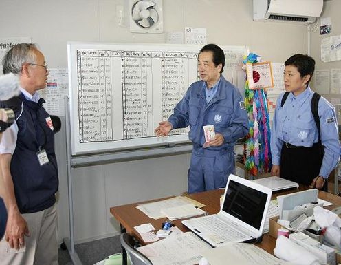 Photograph of the Prime Minister visiting the Volunteer Center