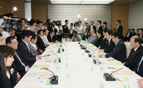 Photograph of the Prime Minister delivering an address at the Final Draft Preparation Meeting of the Headquarters of the Government and Ruling Parties for Social Security Reform 3