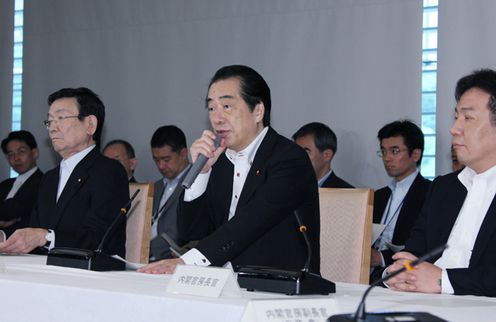 Photograph of the Prime Minister delivering an address at the Review Meeting on Economic Situations 1